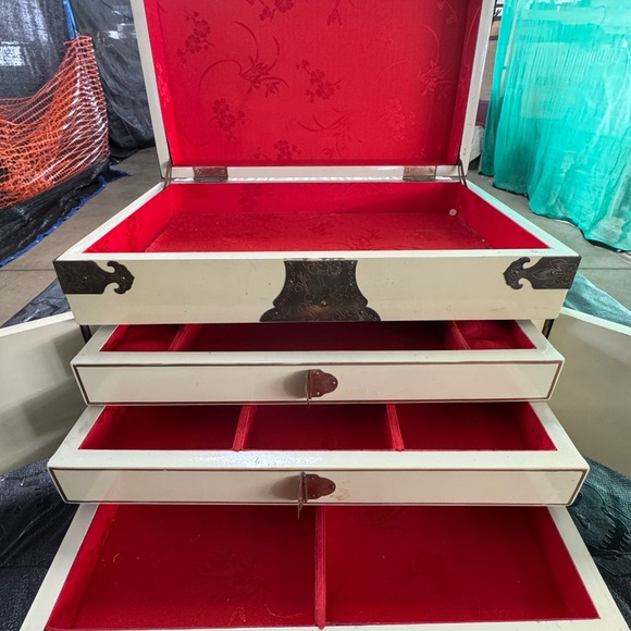 Vintage Jewelery Box - Picture 11 of 14